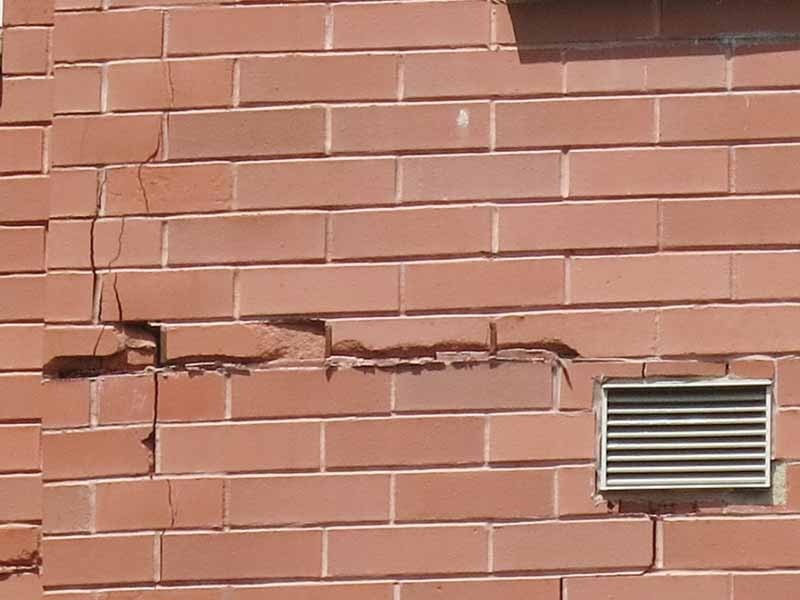 Facade crack